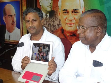 ముచ్చెమటలు, బాబు ఢిల్లీ వేళ్తే: కేసిఆర్ పాలనపై బీజేపీ