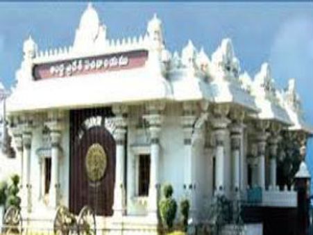 హరీష్‌రావుకు షాక్: బారికేడ్లపై రాజభవన్ క్లారిటీ