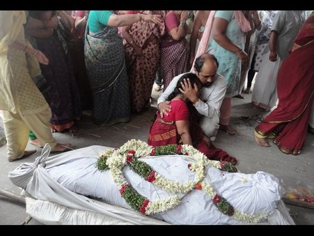 సరయూ: చక్రపాణి అంత్యక్రియలు పూర్తి(ఫొటోలు)