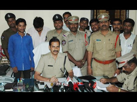 హైద్రాబాద్‌లో కిలాడీ బ్రదర్స్: జల్సాల కోసమే (పిక్చర్స్)