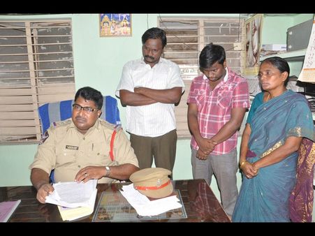 స్త్రీకి వేధింపులు: భర్త, మరిది, అత్త అరెస్టు (పిక్చర్స్)