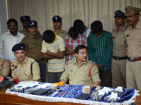 ప్లాన్ మీద ప్లాన్ వేసి, కటకటాల వెనక్కి (ఫొటో)