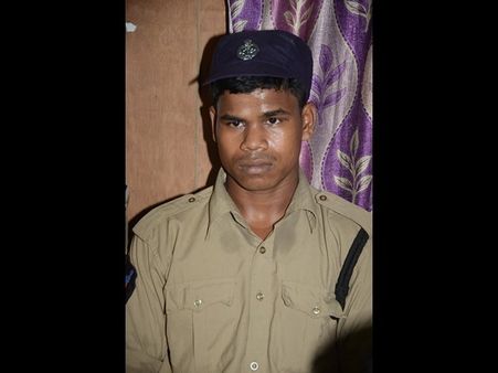 ఉద్యోగాలిప్పిస్తానని మోసం: నకిలీ పోలీస్ అరెస్ట్(పిక్చర్స్)