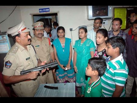  పోలీసుల ఆత్మీయ సమ్మేళనం:తుపాకీ చేతపట్టి(పిక్చర్స్)