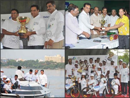 బోట్‌లో కెటిఆర్: విజేతలకి బహుమతి, ముద్దు(పిక్చర్స్)