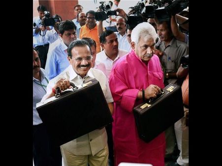 రైల్వే బడ్జెట్‌పై నితీష్ ఫైర్: సదానంద ఇలా.. (పిక్చర్స్)