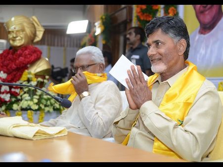 రైల్వే: ఏంసాధించారని బాబుకు ప్రశ్న, మెట్రోపై మేకపాటి