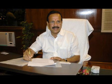 సదానంద ఇంటి నేమ్‌ప్లేట్ తీసేసి, కాళ్లతో తొక్కారు