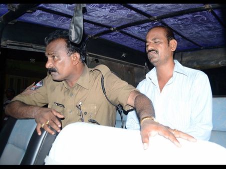 ఆడపిల్లలని: బిడ్డలను చంపి తల్లి ఆత్మహత్య (పిక్చర్స్)