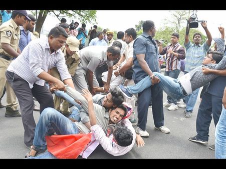 స్థానిక రభస: విద్యార్థుల ఆందోళన, ఉద్రిక్తం (పిక్చర్స్)