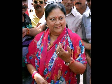 సొంత ఎమ్మెల్యేలకు సీఎం ఫైన్, అవినీతి ఎస్సై ఇంట్లో...