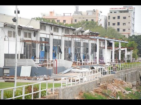 నాగ్‌కి షాక్: కన్వెన్షన్‌లో వారే కూల్చుకున్నారు(పిక్చర్స్)