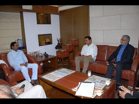 చంద్రబాబు, లోకేష్ ఇలా: కెసిఆర్ అలా (పిక్చర్స్)