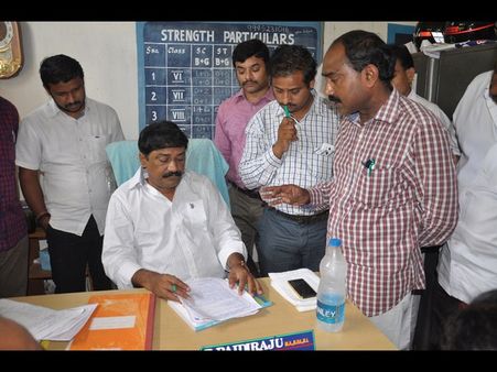 తిని చూసిన గంటా: కోపం వచ్చింది, ఆరా తీసి (పిక్చర్స్)