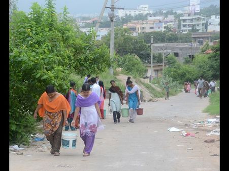 నీళ్ల కోసం విద్యార్థినులు వీధికెక్కారు (పిక్చర్స్)
