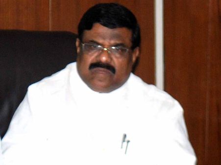 రోడ్డుపై మాజీ ఎంపి పాస్‌పోర్టు, నగదు చోరీ