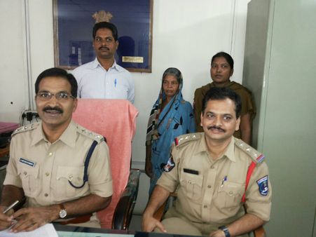 కూరగాయల కత్తితో భర్త గొంతు కోసింది (ఫొటో)