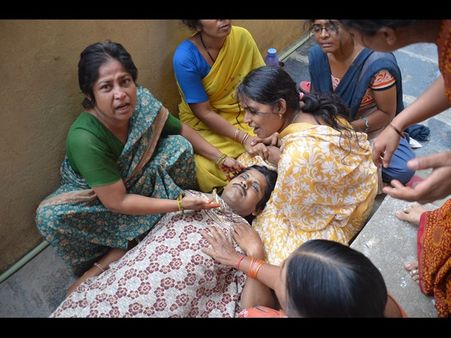 కబ్జాదారులకు ప్రాణాలు బలి: కెసిఆర్‌కు వినతి (పిక్చర్స్)