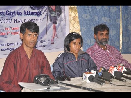 టార్గెట్ ఎవరెస్ట్ అంటున్న విశాఖ చిన్నారి(ఫొటోలు)