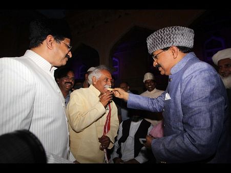 ఇఫ్తార్ విందు: దత్తాత్రేయ, డిజిపి హాజరు(పిక్చర్స్)