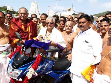 శ్రీవారికి టీవిఎస్ స్టార్ ప్లస్ టూ వీలర్ (పిక్చర్స్)