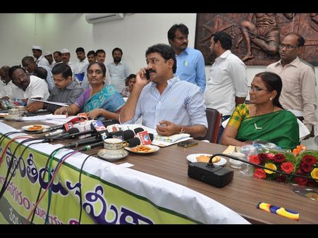 కరెంట్ కట్: సిఎండిపై మత్రి గంటా ఫైర్ (పిక్చర్స్)