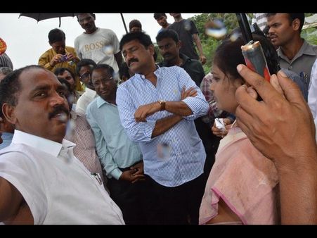 సముద్రం అలల ఉధృతి: చూసి గంటా హామీ (పిక్చర్స్)