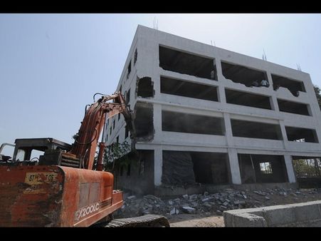 కేసీఆర్ ఆదేశం, సింగిరెడ్డి షాక్: కూల్చివేతలు (పిక్చర్స్)