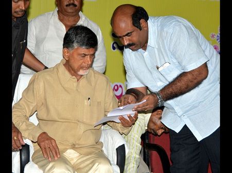 డబ్బులిచ్చిన స్త్రీలు, బయడపడతాం: బాబు (పిక్చర్స్)
