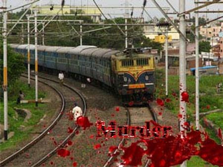  టికెట్ అడిగితే మహిళా టిసిని రైలు నుంచి తోసేశారు