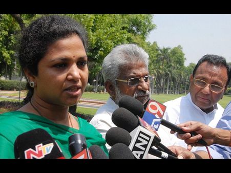 జగన్‌కు ధమ్కీ: టిడిపిలోకి ముగ్గురు ఎంపీలు?