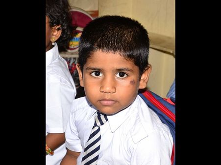 ఎల్‌కెజి విద్యార్థిని చితకబాదిన టీచర్: ఎంఈఓపై దాడి