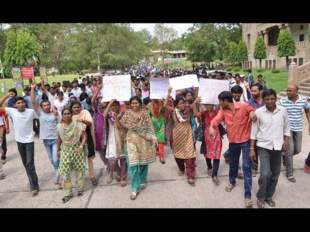  కెసిఆర్‌కు చిక్కులు: విద్యార్థులు రోడ్డెక్కారు (పిక్చర్స్)