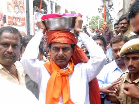 12ఏళ్ల కిందటి మొక్కు: అమ్మకు కేసీఆర్ బంగారు బోనం