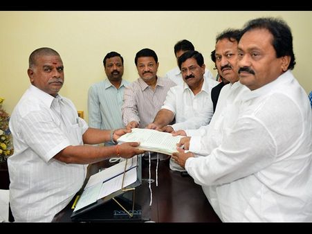 ఆ 8మందిపై వేటు వేయండి: టి కాంగ్రెస్(పిక్చర్స్)