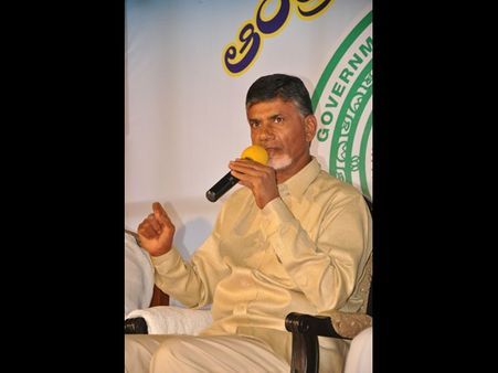  దేవుడు: చంద్రబాబుకు పూజ చేసి, కొబ్బరికాయ కొట్టారు