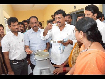 మిడ్డే మీల్స్‌పై పడిన గంటా: తిని చూసి (పిక్చర్స్)