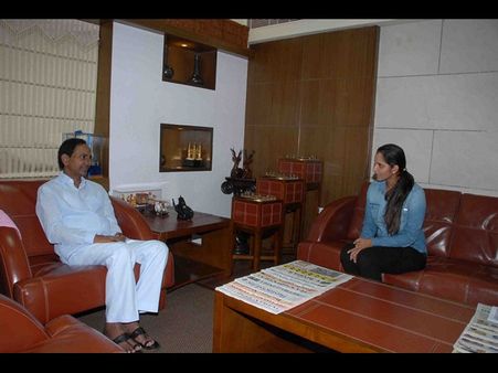 సానియా స్థానికతేమిటి: కెసిఆర్‌పై తెలుగు యువత