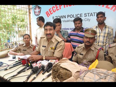 గంజాయితో దొరికిపోయిన తమిళవాసులు (పిక్చర్స్)