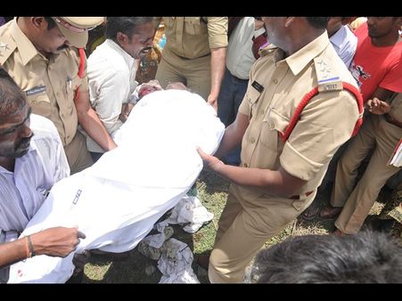 రైలు ప్రమాదం: ఒకరికి బదులు మరొకరి అప్పగింత