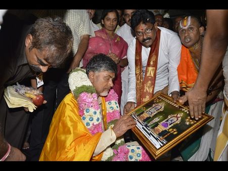  బాబు పూజలు, నమాజు చేశారు (పిక్చర్స్)