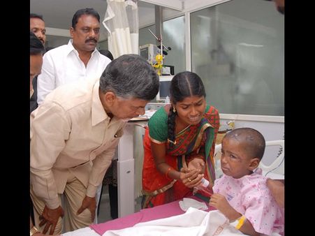 రైలు ప్రమాదం: చిన్నారులకు బాబు పరామర్శ(పిక్చర్స్)