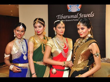 ఫ్యాషన్ యాత్ర: అందాల ఆరబోత (పిక్చర్స్)