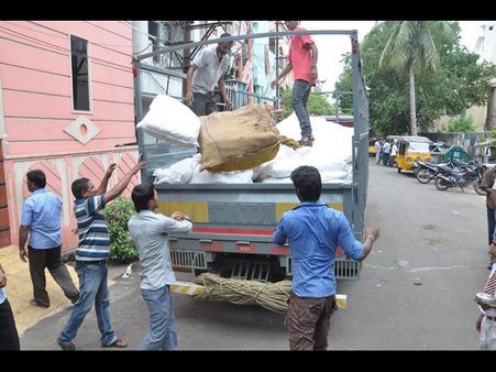 7లక్షల విలువచేసే 150 గుట్కా బ్యాగ్స్ సీజ్(పిక్చర్స్)