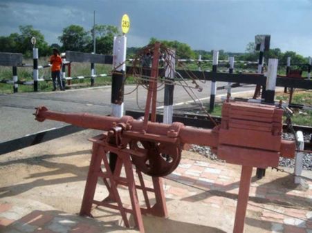 ప్రాణాలు పోయాకే: క్రాసింగ్ వద్ద రైల్వే‌గేట్ ఏర్పాటు(ఫొటో)