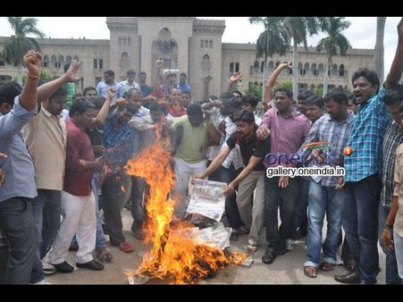 కోదండరామ్‌కు ఒయు సెగ: ఖాళీ గిన్నెలతో (పిక్చర్స్)