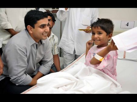 స్కూల్లో ఆఫర్: చిన్నారి ఆడింది, లోకేష్ నవ్వు(పిక్చర్స్)