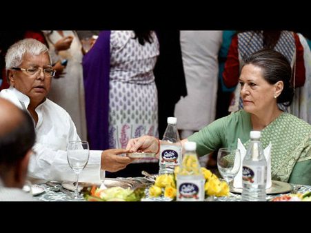 ఫ్రెండ్స్ కలిశారు!: సోనియాకు చెరోవైపు లాలు, శరద్