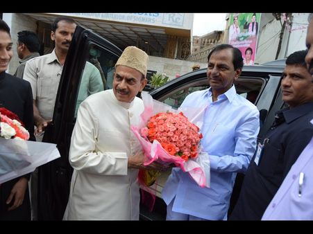 మొహమూద్ రంజాన్ విందు: కెసిఆర్, కవిత (ఫొటోలు)