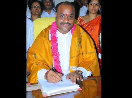 రెచ్చగొట్టే దోరణి: కెసిఆర్‌పై నాయుడు, ఏపిపై లింగారెడ్డి